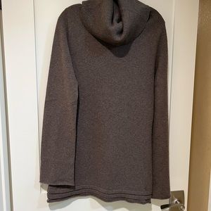 LA Made 100% cashmere turtleneck long sleeve sweater w details at hem. EUC. LG.